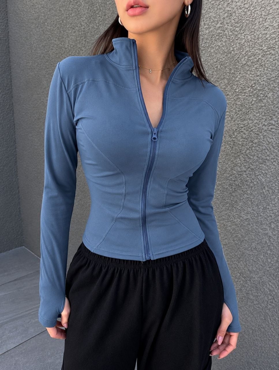 zhinochyj-longsliv-na-blyskavtsi-dzhynsovogo-koloru-90920-mk-1670-denim-1 Жіночий лонгслів на блискавці джинсового кольору