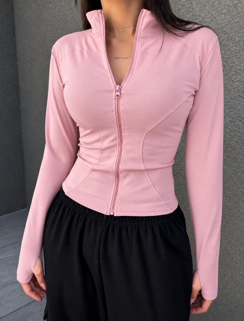 zhinochyj-longsliv-na-blyskavtsi-rozhevogo-koloru-90922-mk-1670-pink-1 Жіночий лонгслів на блискавці рожевого кольору