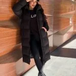 Жіночий пуховик довгий з капюшоном чорного кольору