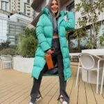 Жіночий пуховик довгий з капюшоном зеленого кольору