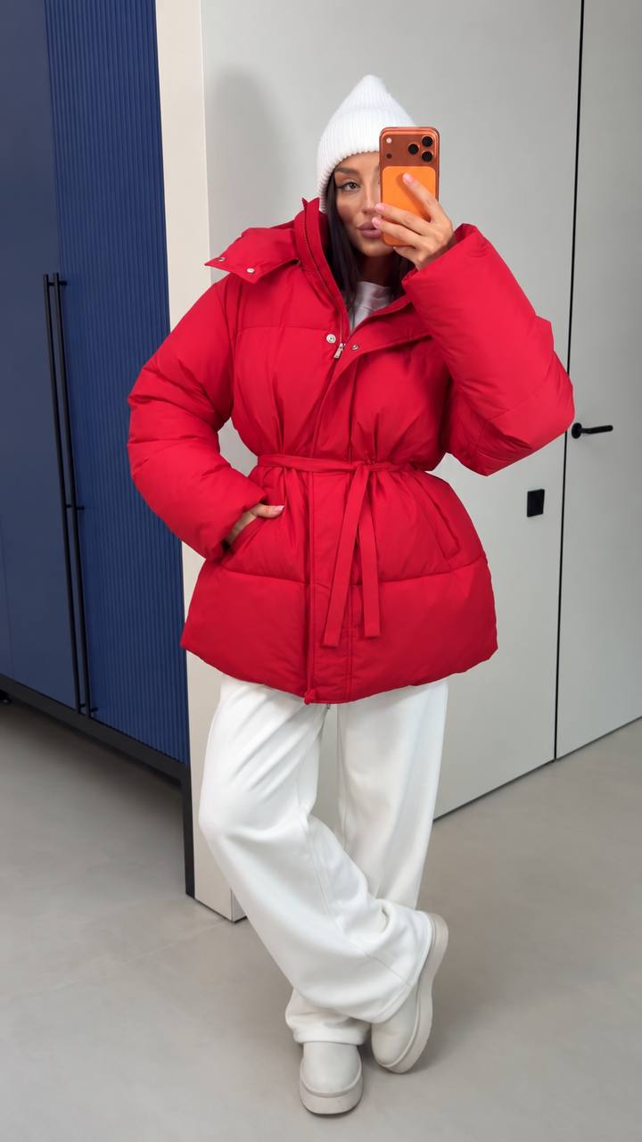 zhinochyj-pukhovyk-z-kuliskoyu-na-taliyi-chervonogo-koloru-90948-vf-m554-red-1 Жіночий пуховик з куліскою на талії червоного кольору