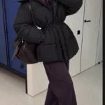 Жіночий пуховик з куліскою на талії чорного кольору