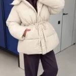 Жіночий пуховик з куліскою на талії молочного кольору