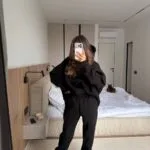 Жіночий спортивний костюм з капюшоном чорного кольору