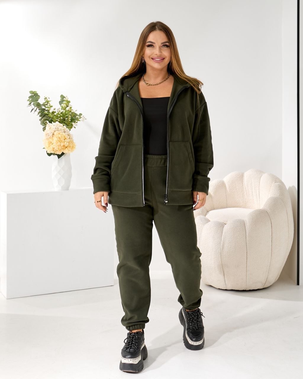zhinochyj-sportyvnyj-kostyum-z-kapyushonom-khaki-koloru-90579-na-531-khaki-1 Жіночий спортивний костюм з капюшоном Хакі кольору