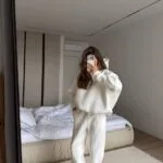 Жіночий спортивний костюм з капюшоном молочного кольору