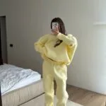 Жіночий спортивний костюм з капюшоном жовтого кольору