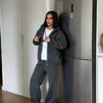 Жіночий спортивний костюм з худі на блискавці графітового кольору
