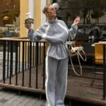 Жіночий спортивний костюм з контрастними вставками сірого кольору