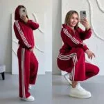 Жіночий спортивний костюм з лампасами червоного кольору
