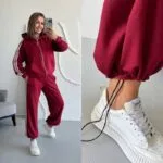 Жіночий спортивний костюм з лампасами червоного кольору