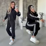 Жіночий спортивний костюм з лампасами чорного кольору