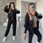 Жіночий спортивний костюм з лампасами чорного кольору