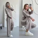 Жіночий спортивний костюм з лампасами мокко кольору