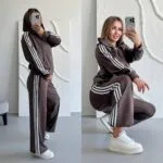 Жіночий спортивний костюм з лампасами шоколадного кольору