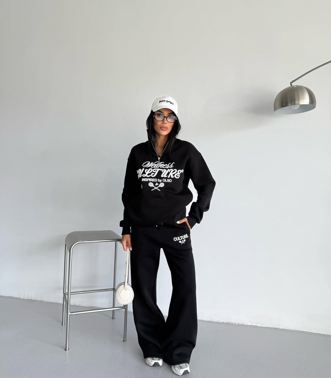 zhinochyj-sportyvnyj-kostyum-z-napysom-chornogo-koloru-90650-mea-175-black-1 Жіночий спортивний костюм з написом чорного кольору