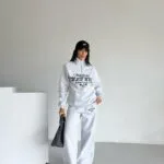 Жіночий спортивний костюм з написом кольору сірий меланж