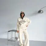 Жіночий спортивний костюм з написом молочного кольору