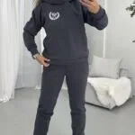 Жіночий спортивний костюм з принтом графітового кольору