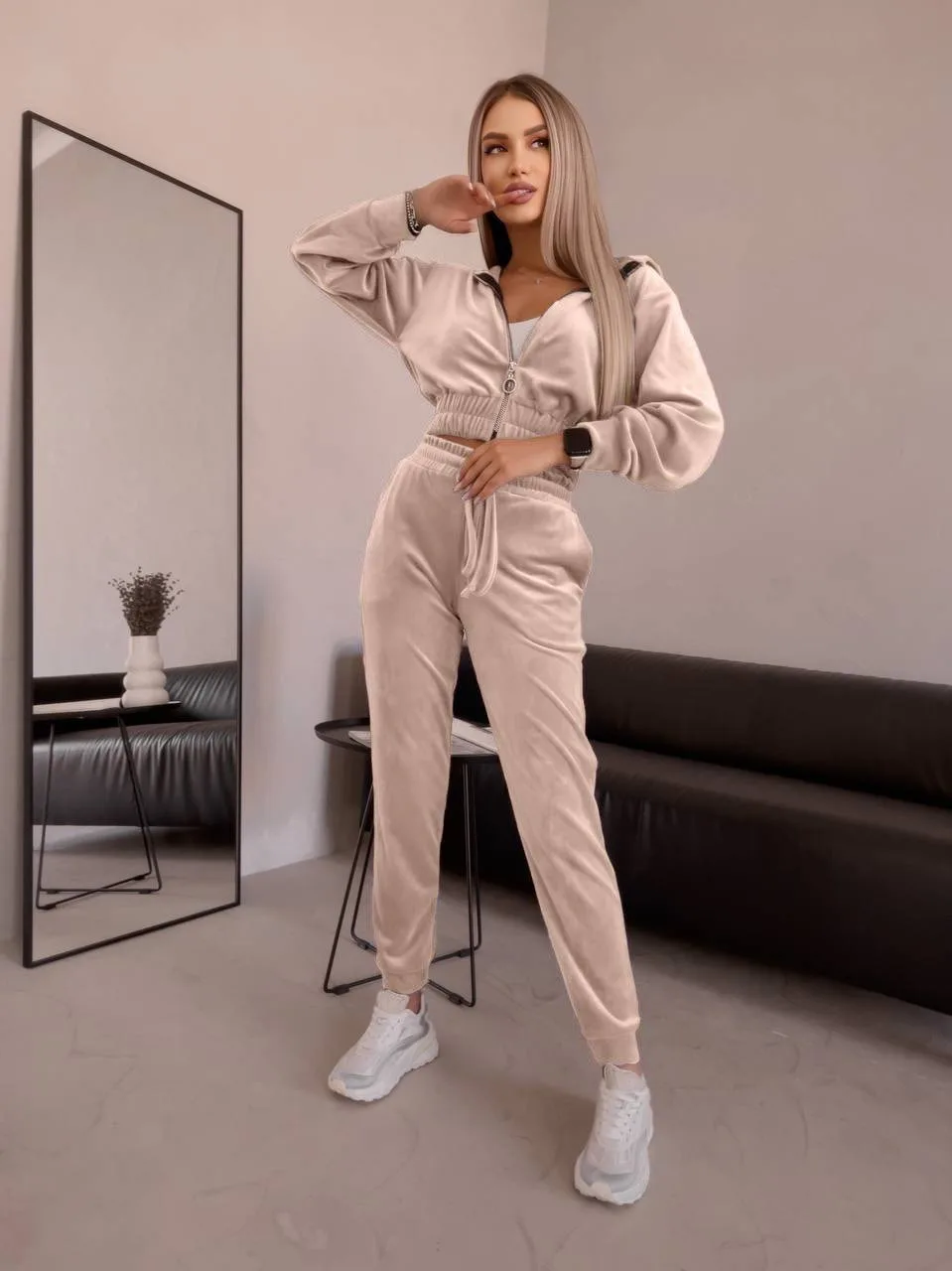 zhinochyj-velyurovyj-kostyum-z-kapyushonom-bezhevogo-koloru-90689-lam-10364-beige-1 Жіночий велюровий костюм з капюшоном бежевого кольору
