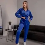 Жіночий велюровий костюм з капюшоном електрик кольору