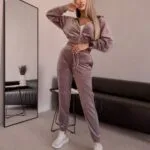Жіночий велюровий костюм з капюшоном мокко кольору