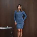 Жіночий в'язаний костюм з косами джинсового кольору